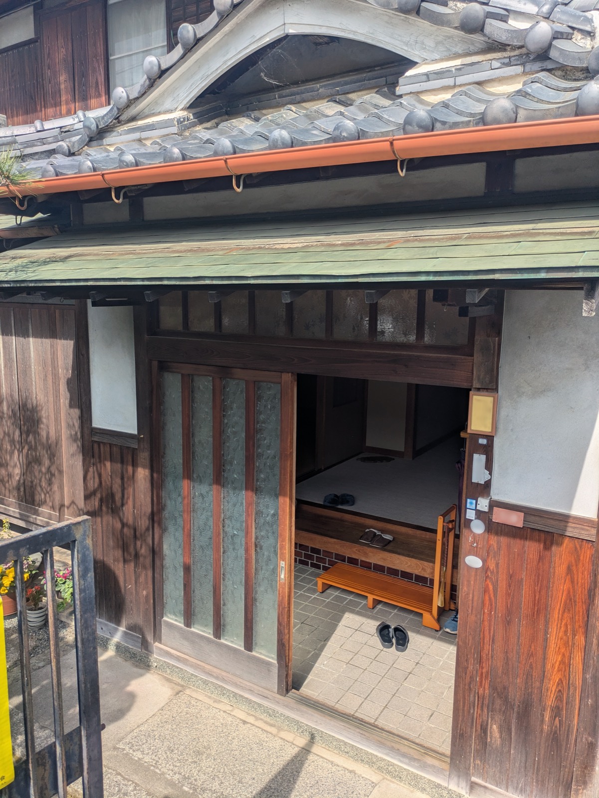 施工前の玄関まわりの様子