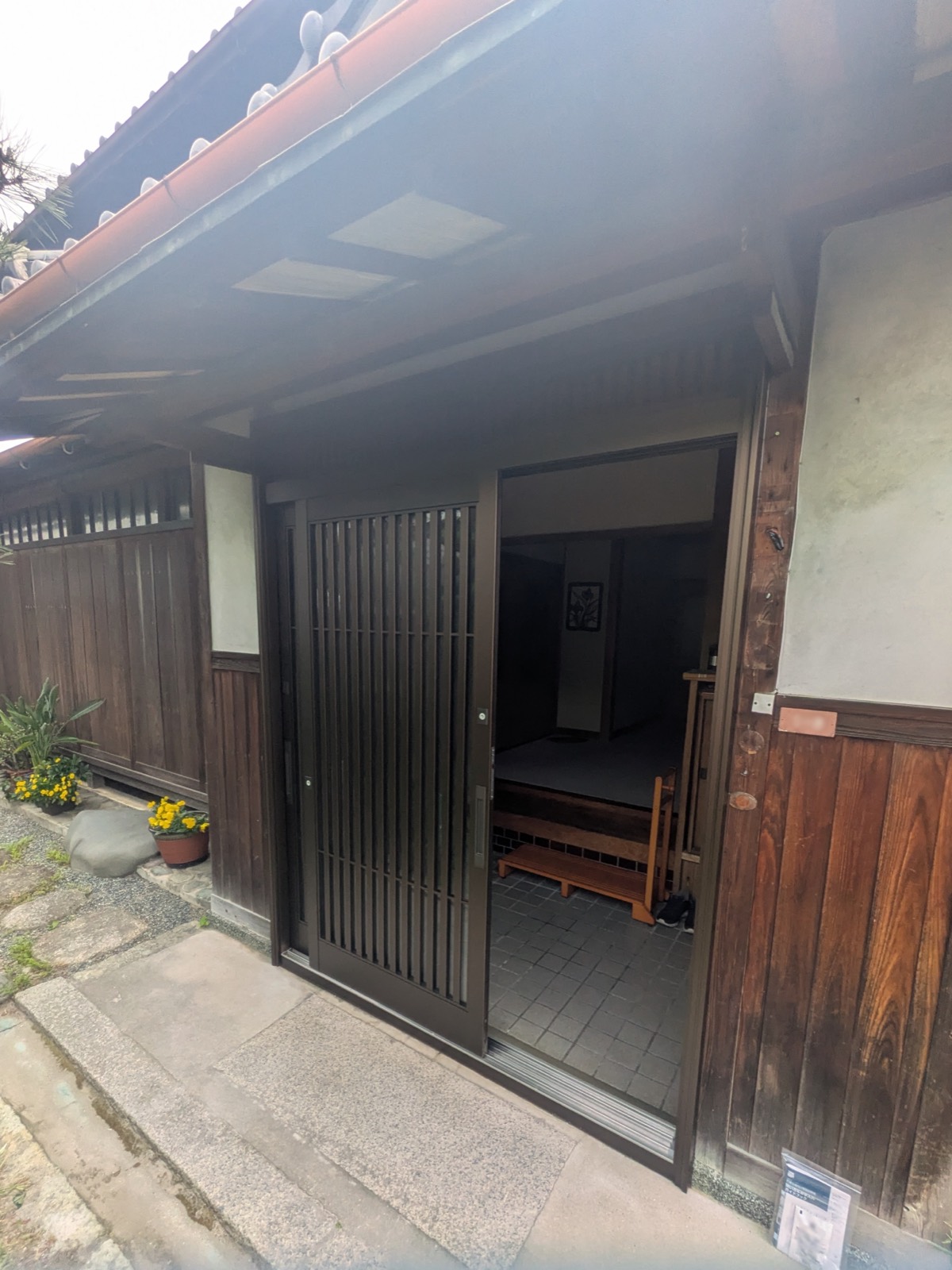 和風住宅に調和する施工後の玄関