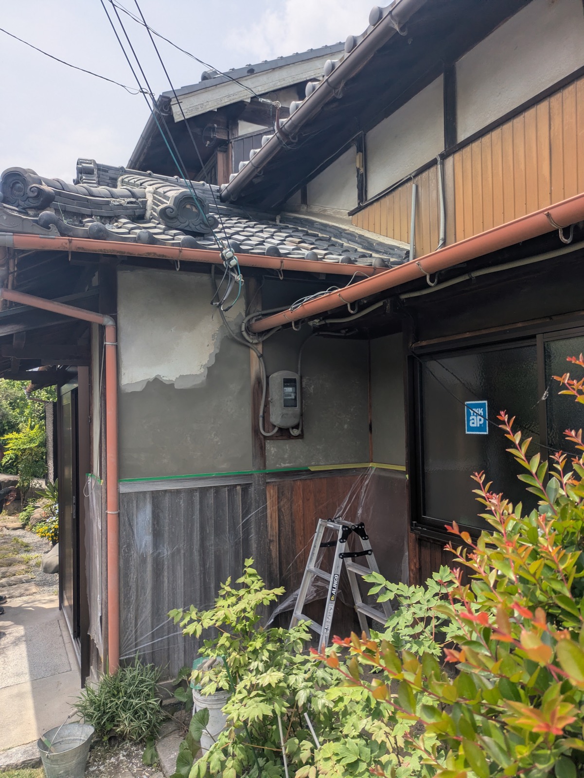 漆喰の左官補修の施工中