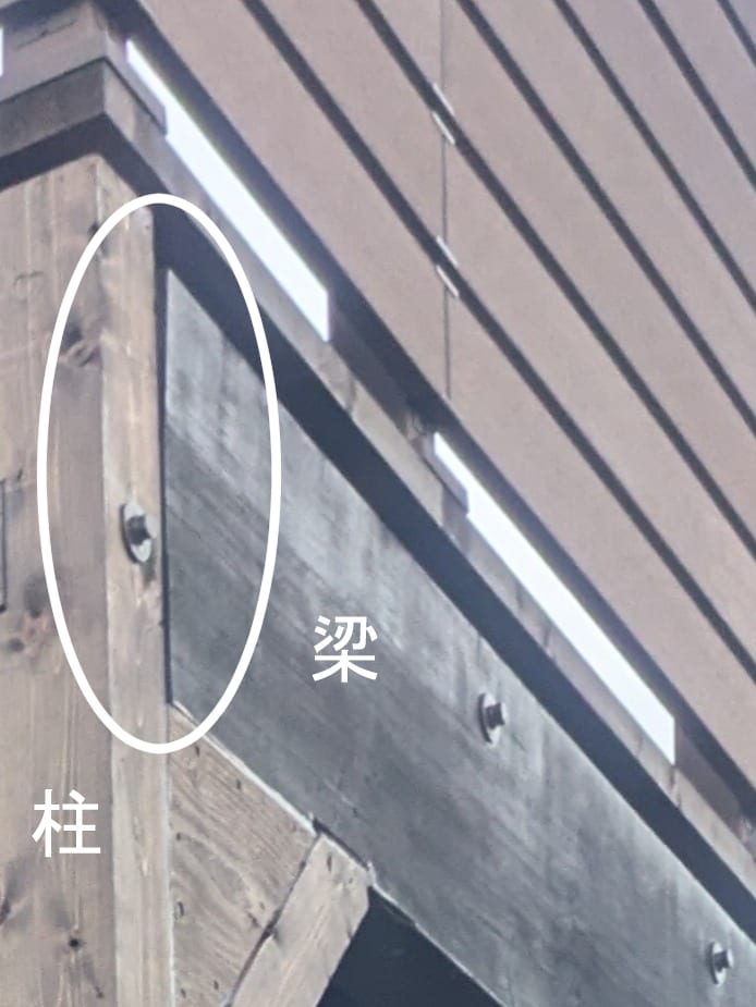 施工前、ウッドデッキを支える柱と梁に生じた隙間