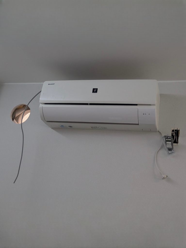 施工中、壁に開口を設け電源スイッチボックス周りの配線を整理した状態